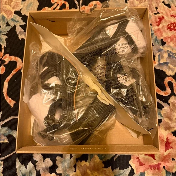 Elegant Black Platform Sandals - Picture 5 of 7